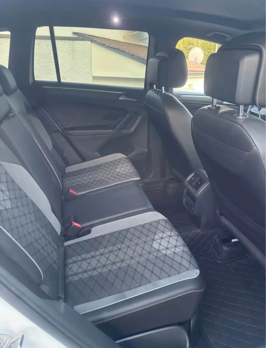 Volkswagen Tiguan R Line miniature 9