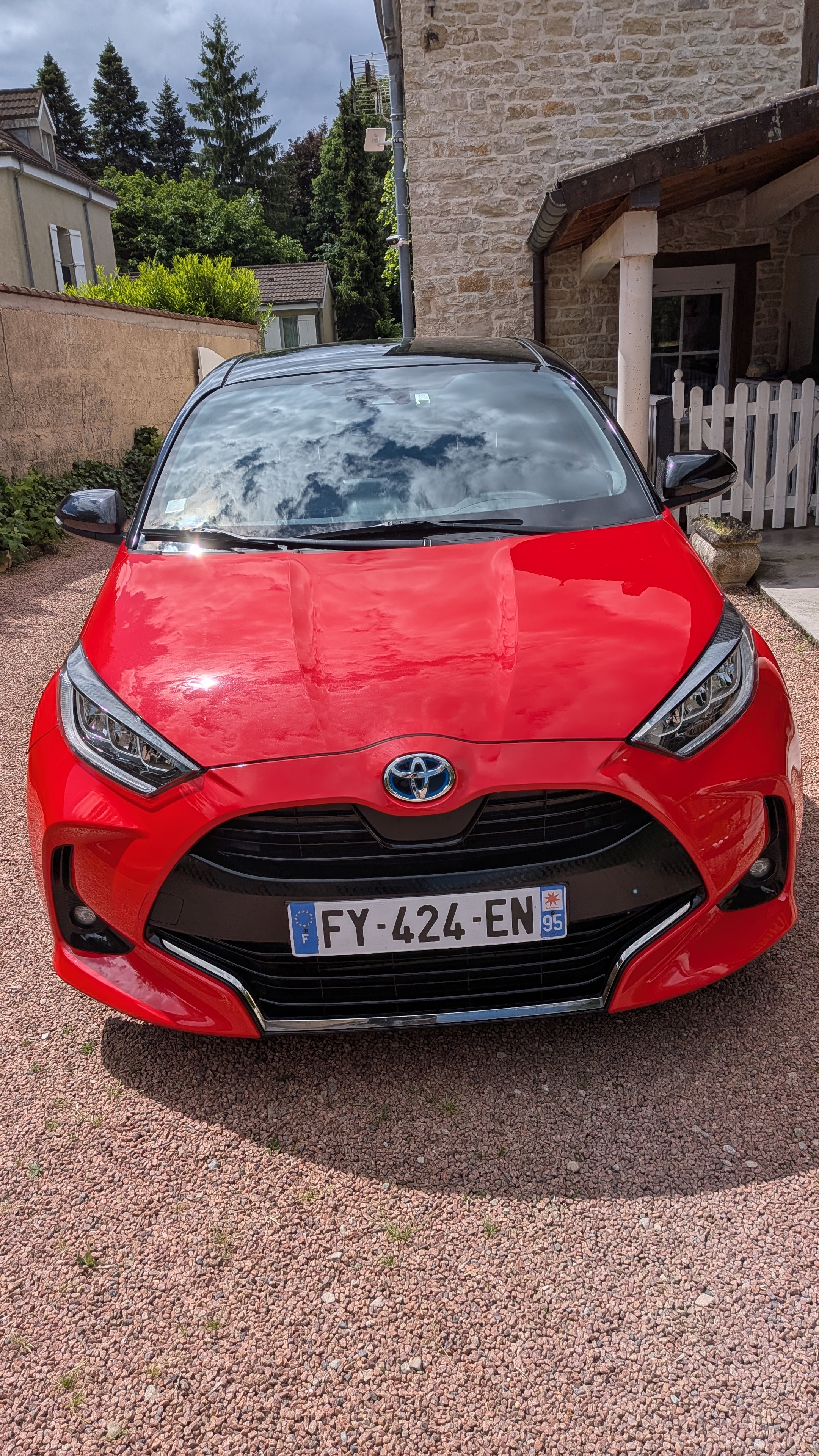 Toyota Yaris 116h Première 5p miniature 2
