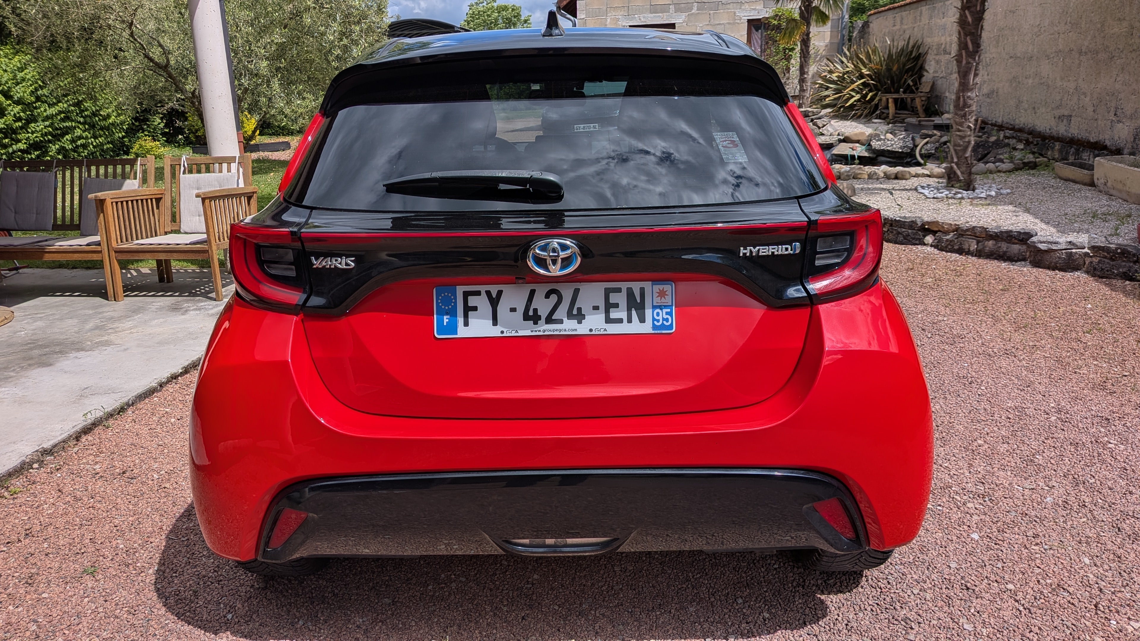 Toyota Yaris 116h Première 5p miniature 3