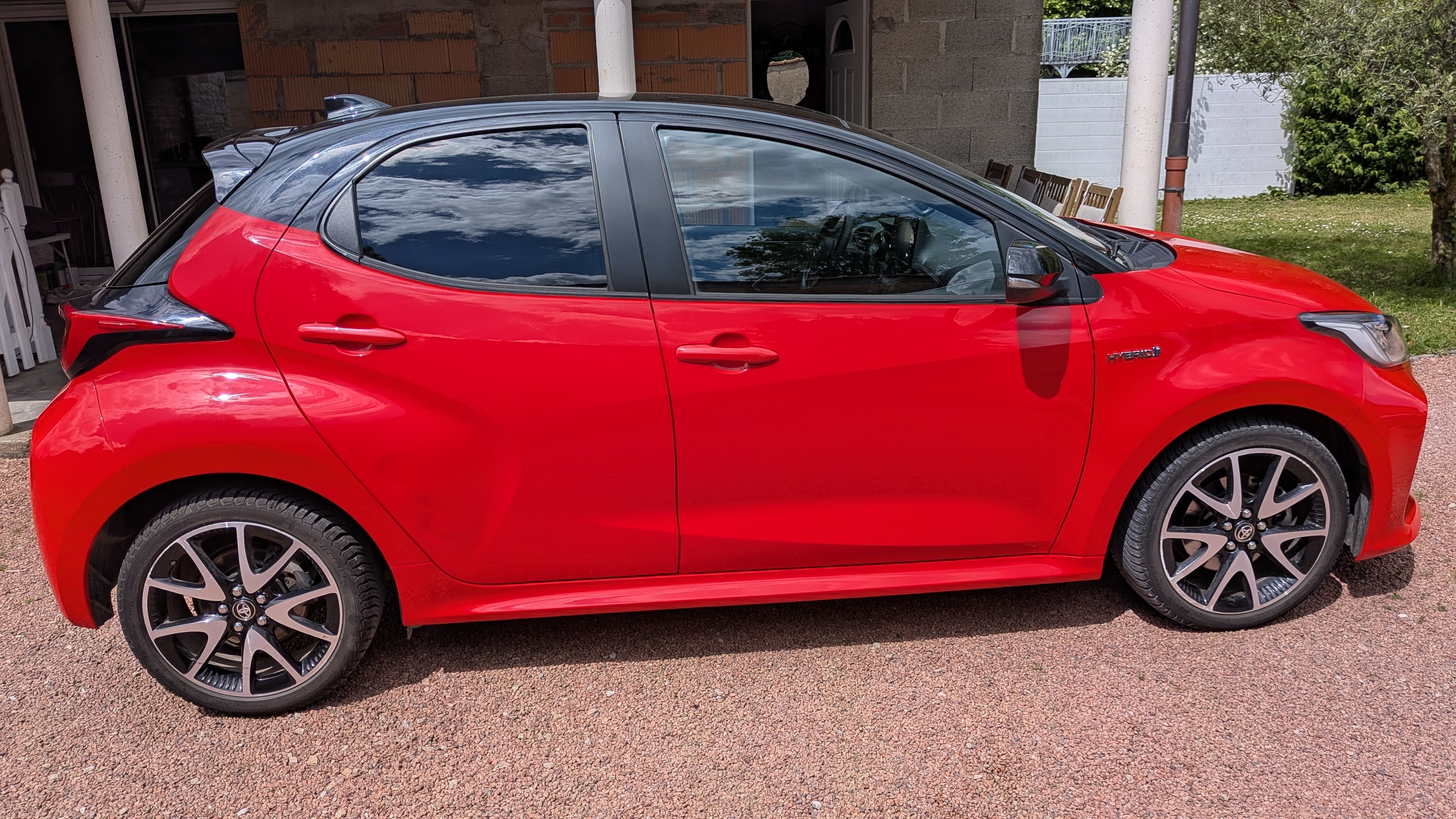 Toyota Yaris 116h Première 5p miniature 4